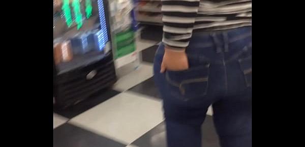  Thick round ass in jeans